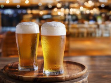 Bira kupalı bira eski ahşap fıçının arka planında