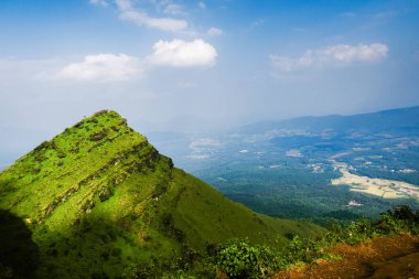 Dik ve sivri uçlu Baba Budangiri tepeleri Chikmagalur, Karnataka.