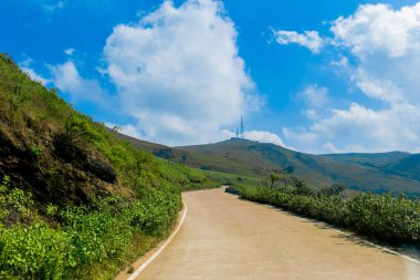 Chikmagalur 'un güzel tepe istasyonundan geçen yol.