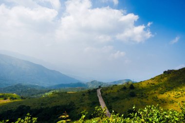 Tepelerden geçen kıvrımlı yol.