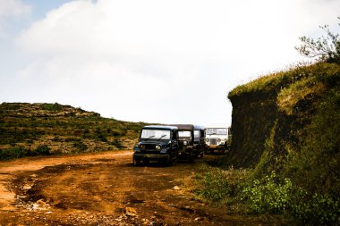 Araziye park etmiş bir grup safari aracı..
