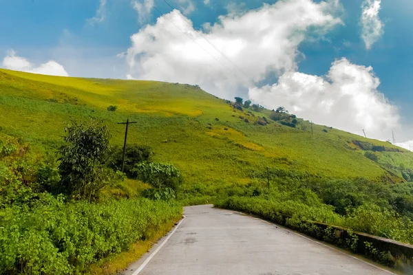 Strada Sinuosa Che Attraversa Bellissime Colline Baba Budangiri Chikmagalur India — Foto Stock