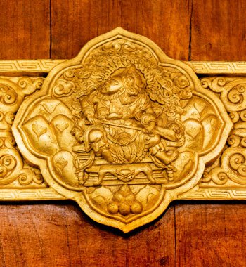 Hindistan, Karnataka, Mundgod 'daki Tibet manastırında pirinç metalli el yapımı Buda heykeli.