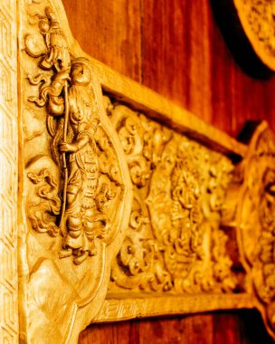 Hindistan 'daki Mundgod, Karnataka' daki Tibet manastırının kapılarında el yapımı Budist heykeli..