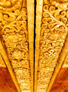 Geleneksel Çin sanatı, kusursuz desenli, el yapımı ahşap kapılı altın kapılı..