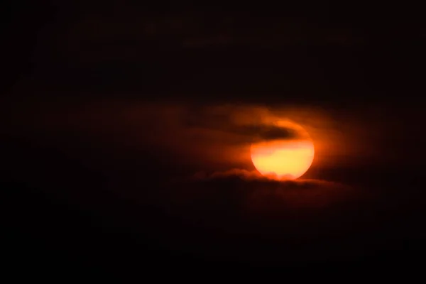 Belo Nascer Sol Sob Nuvens — Fotografia de Stock