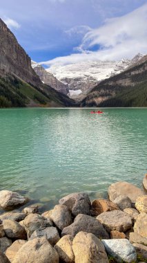 Sonbaharda ünlü Louise Gölü. Banff Ulusal Parkı Alberta, Kanada.