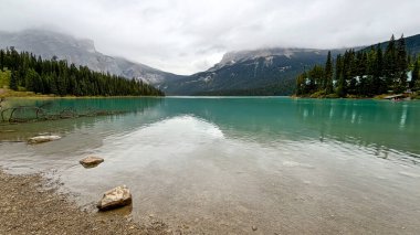 Yoho Ulusal Parkı 'nda Zümrüt Göl, Britanya Kolumbiyası, Kanada.