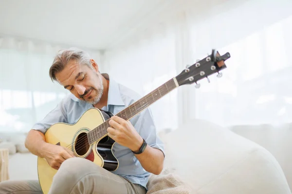Atraente Maduro Adulto Homem Tocando Guitarra Acústica Casa — Fotografia de Stock