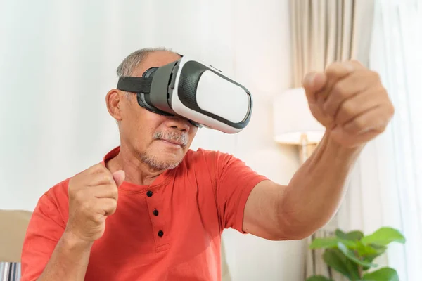 Asian Senior Adult Man Використовує Шолом Віртуальної Реальності Боксерською Грою — стокове фото