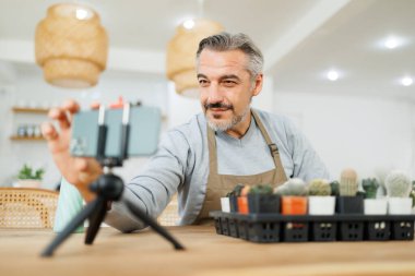 Yetişkin bir blogcu akıllı telefondan canlı yayın yapıyor. Çevrimiçi dükkan, Küçük işletme girişimcisi KOBİ, Panoramik, Banner