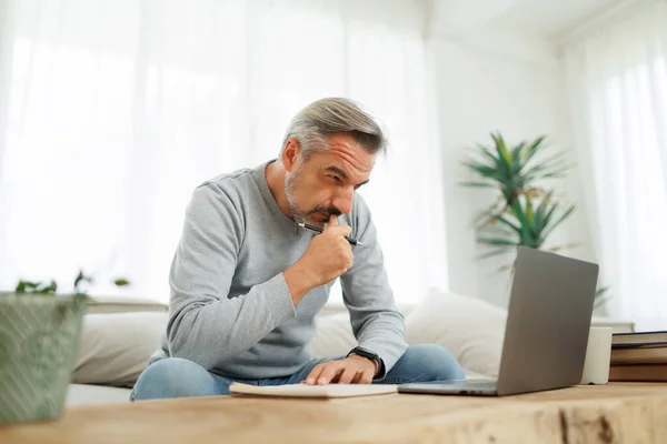 Komoly Felnőtt Férfi Kanapén Dolgozik Laptop Otthon — Stock Fotó