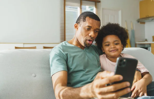 Souriant Père Afro Américain Son Mignon Garçon Utilisant Smartphone Maison — Photo