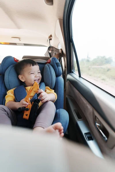 Joyeux Petit Garçon Asiatique Souriant Dans Siège Auto Sécurité Joyeux — Photo