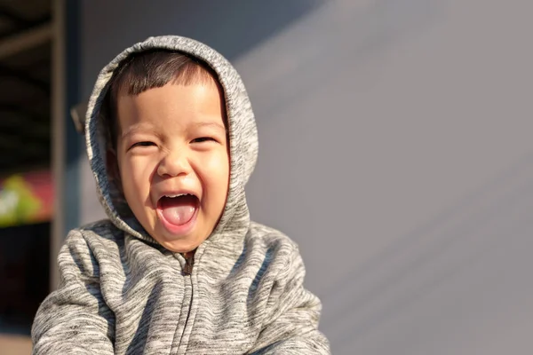 Happy Cute Little Azjatycki Chłopiec Obstawiając Zakapturzony Sweter Zabawy Śmiech — Zdjęcie stockowe