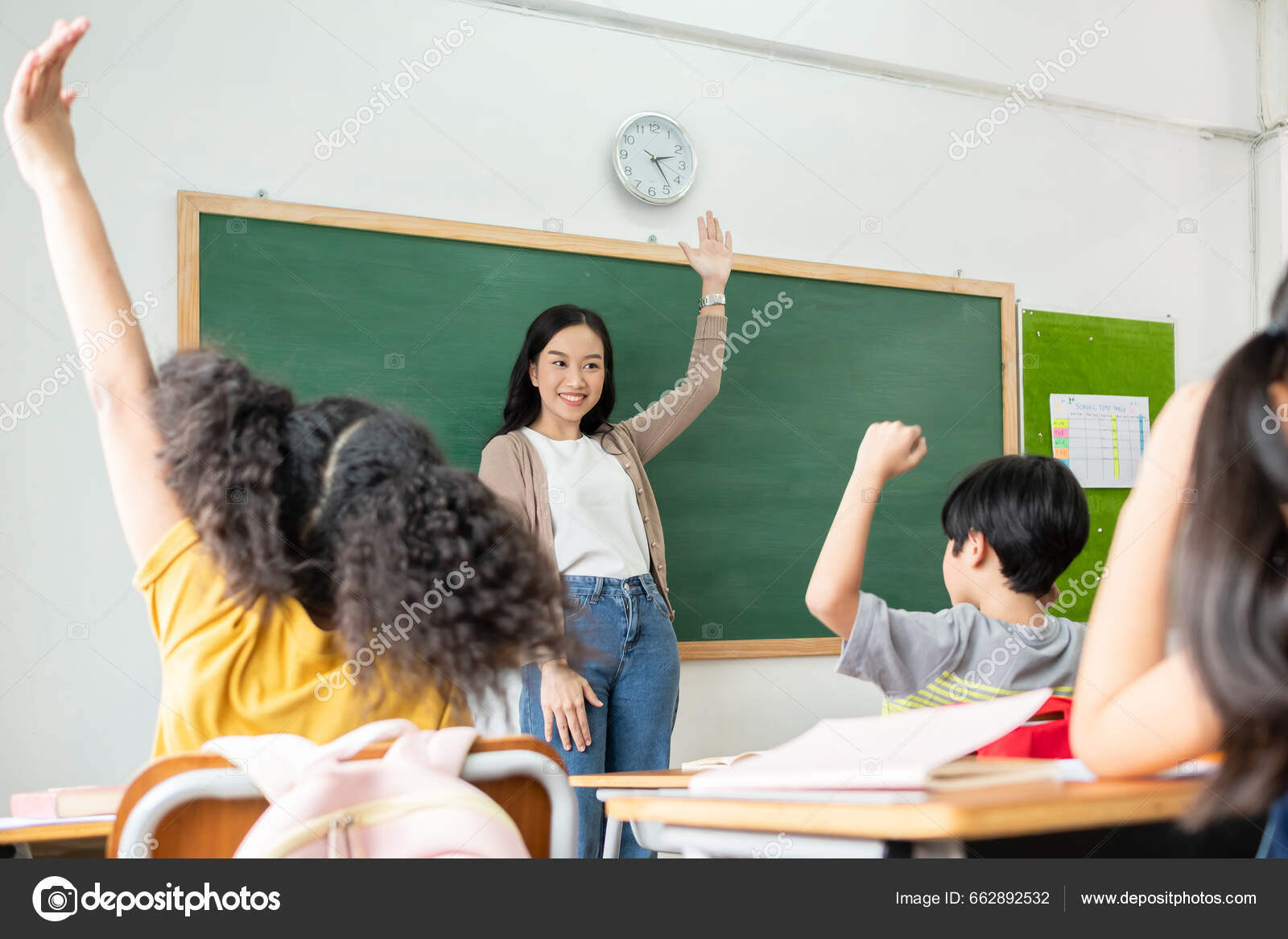 Professora Asiática Fazendo Uma Pergunta Para Seus Filhos Ensino Fundamental  — Foto © eggeeggjiew #662892532, image size:1600x1166