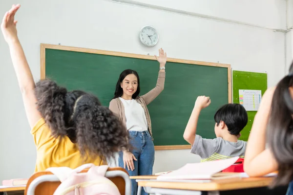 Aziatische Lerares Die Een Vraag Stelt Aan Haar Basisschoolkinderen Klas — Stockfoto