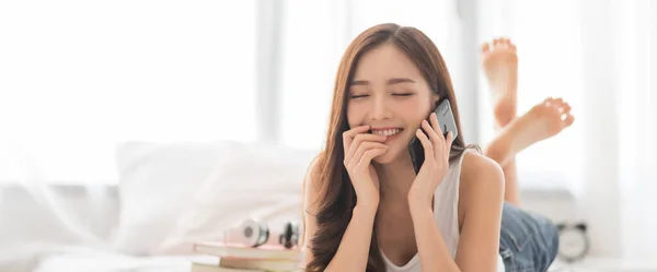 Candid Retrato Feliz Asiática Joven Mujer Acostada Cama Hablando Teléfono —  Fotos de Stock
