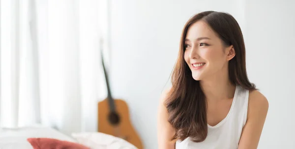 漂亮的亚裔韩国女人在家里放松的画像 美丽的女性 笑容满面 情绪积极 — 图库照片