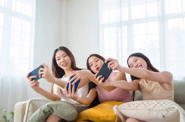 Jovens Mulheres Asiáticas Felizes Sentadas Sofá Jogando Jogo Móvel Smartphone — Fotografia de Stock