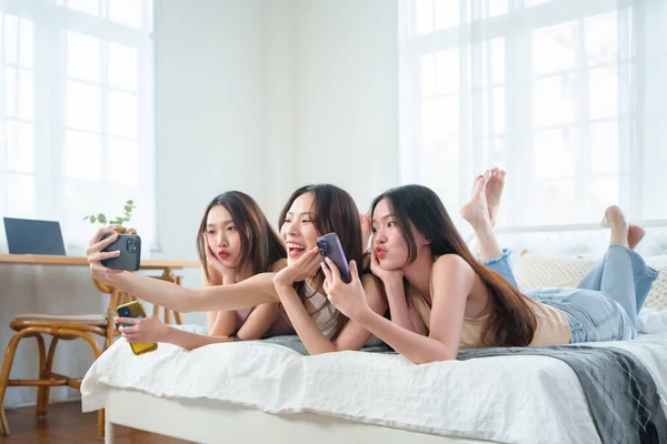 Щасливі Усміхнені Молоді Азіатські Китайські Жінки Беруть Селфі Обмінюються Соціальних — стокове фото