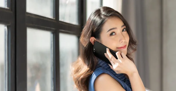 Retrato Atraente Mulher Negócios Asiática Coreana Usando Telefone Celular Escritório — Fotografia de Stock