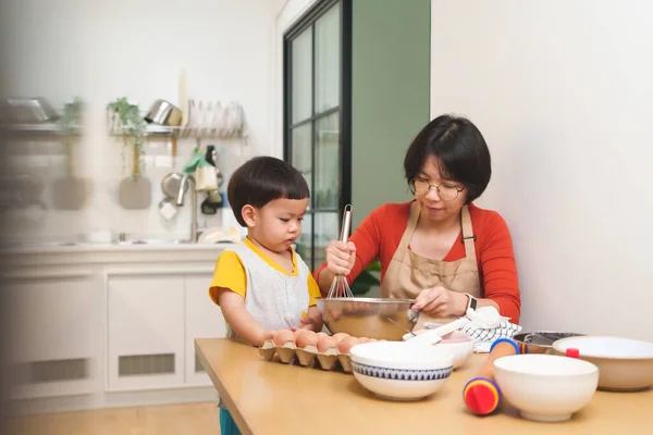 Mère Asiatique Son Petit Fils Préparent Des Biscuits Cuisine Fait — Photo