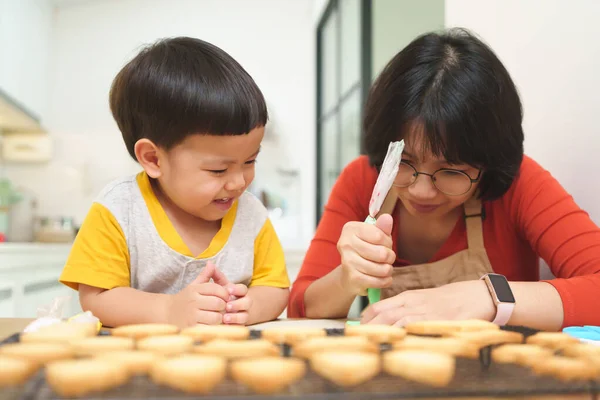Mère Asiatique Son Petit Fils Font Décorent Des Biscuits Pain — Photo