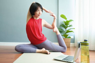Sağlıklı Asyalı kadın bilgisayarla online sınıfta yoga egzersizi yapıyor. Sağlık, Sağlık Hizmetleri Konsepti