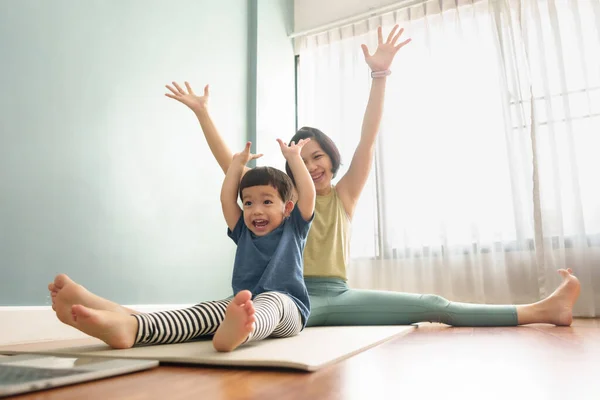 Neşeli Sportif Asyalı Japon Anne Evde Yoga Egzersizi Yaptıktan Sonra — Stok fotoğraf