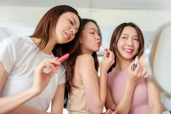 Retrato Tres Mujeres Asiáticas Aplicando Lápiz Labial Rosa Los Labios Imagen De Stock