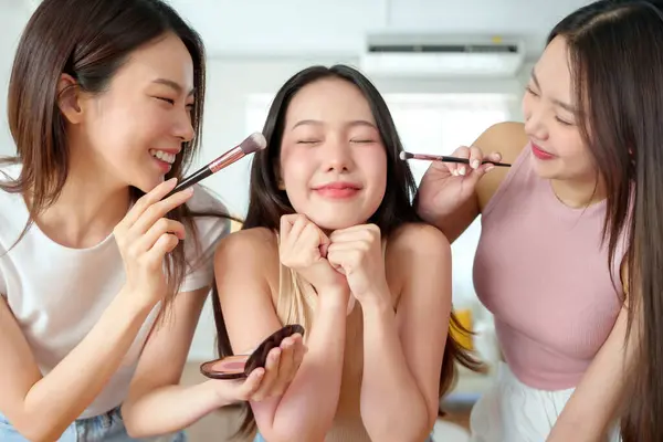 Portret Trzech Pięknych Azjatek Nakładających Szczotkę Makijażu Twarzy Teenage Girl Zdjęcia Stockowe bez tantiem