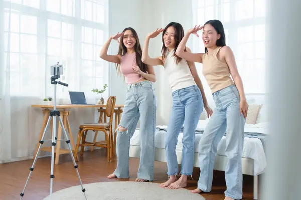 Grupa Młodych Azjatyckich Chińskich Przyjaciółek Tańczących Przed Telefonem Komórkowym Aby Obrazy Stockowe bez tantiem