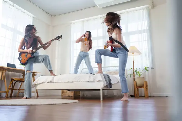 Neşeli Bayan Arkadaşlar Eğleniyor Elektro Gitar Çalan Bas Çalan Evde Telifsiz Stok Imajlar