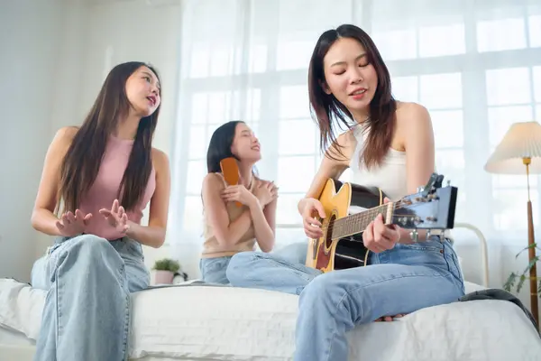 Portret Wesołego Uśmiechu Trzy Młode Azjatki Grające Gitarze Akustycznej Śpiewające Obrazek Stockowy