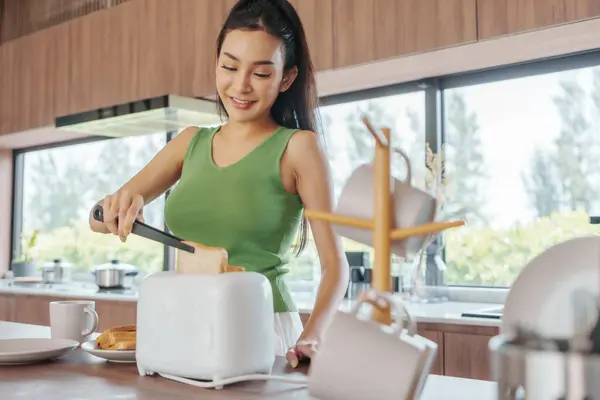 Gülümseyen Asyalı Kadın Sıcacık Aydınlık Bir Mutfak Ortamında Beyaz Bir Stok Fotoğraf