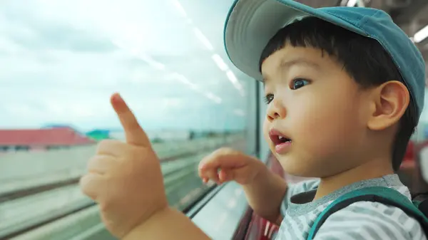 Podekscytowany Młody Azjata Cap Wskazując Okno Pociągu Zafascynowany Widok Obraz Stockowy