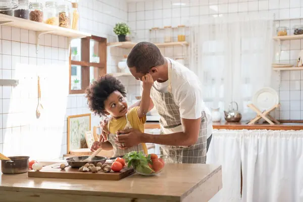 Afro Amerikan Baba Küçük Çocuk Evde Yemek Pişirirken Oynuyorlar Mutlu Telifsiz Stok Imajlar