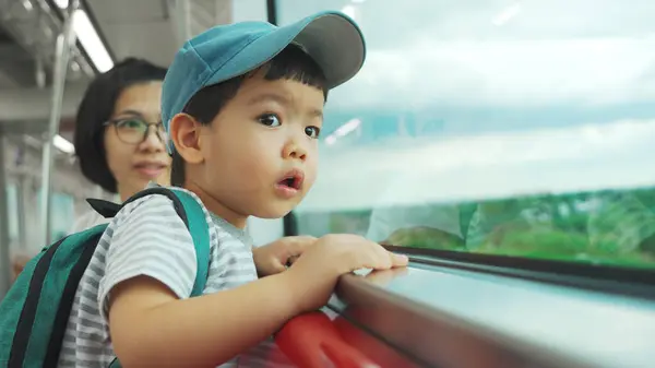 Blue Cap Teki Asyalı Meraklı Çocuk Annesiyle Birlikte Trenin Penceresinden Stok Fotoğraf