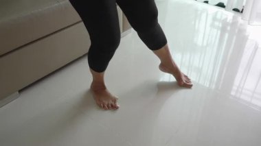 Asyalı üst düzey kadın ev egzersizlerine ve rutin aktivitelere katılıyor, sağlıklı bir yaşam tarzı sergiliyor..