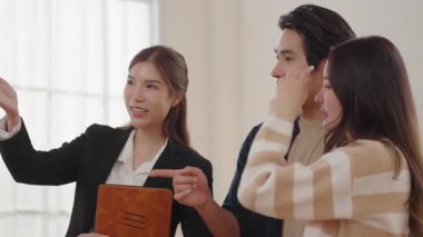 Asyalı çift şık bir iç mekanda kadın danışmanla görüşüyor. Gelecekleri için planlar ve seçenekleri tartışıyorlar..