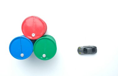 Yağ mavisi, yeşil ve kırmızı yağ varillerinin düz resmi. Beyaz arkaplanda araba diyoraması var.. 