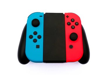 'Kuala Lumpur, Malezya - Ocak 2022: Nintendo Switch Joy-con' un beyaz arka planda kavrayışlı düz bir resmi.