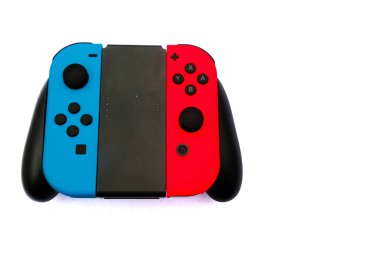 'Kuala Lumpur, Malezya - Ocak 2022: Nintendo Switch Joy-con' un beyaz arka planda kavrayışlı düz bir resmi.