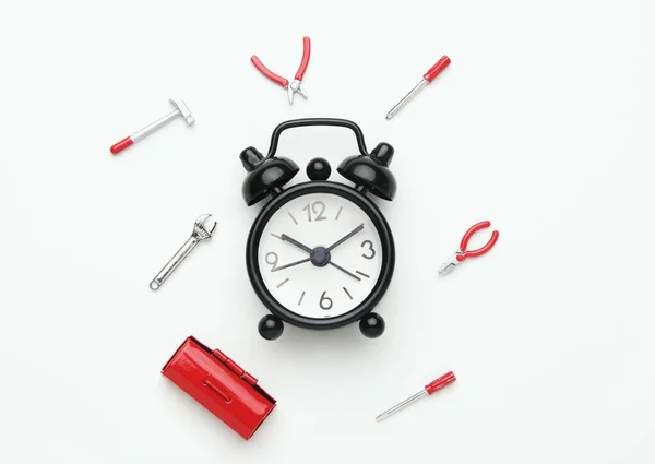 Egy Lapos Kép Ébresztőóra Szerszámok Miniatűr Fehér Háttér Javítási Idő — Stock Fotó