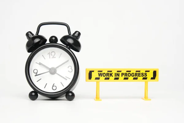 Ein Bild Des Weckers Mit Dem Zeichen Work Progress — Stockfoto
