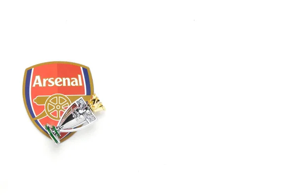 2023年3月 马来西亚吉隆坡 切尔卡 一张印有英格兰英超联赛奖杯复制品的阿森纳徽章标识平铺图片 其背景为彩色空白 — 图库照片