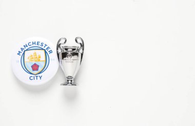 Kuala Lumpur, Malezya - Mart 2023: Manchester City rozet logosunun beyaz arka planda UEFA Şampiyonlar Ligi maketi kopyası olan düz bir resmi.