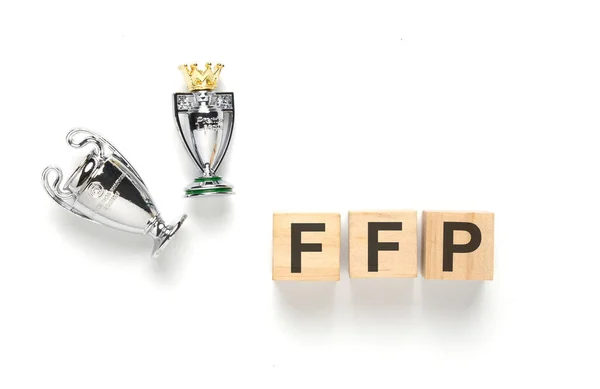 2022年3月 马来西亚吉隆坡 Circa 一张印有欧洲足协和欧洲足协奖杯的平板照片 背景是白色的Ffp木块 足球中的Ffp是金融公平竞赛 — 图库照片