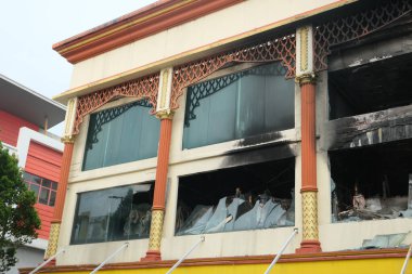 Yangın sonucu yıkılan binanın düşük açılı görüntüsü.
